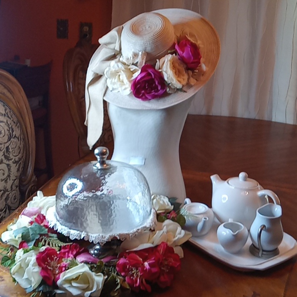 TEA TIME DISPLAY/DECOR:HAT, REEF, PILLOWS